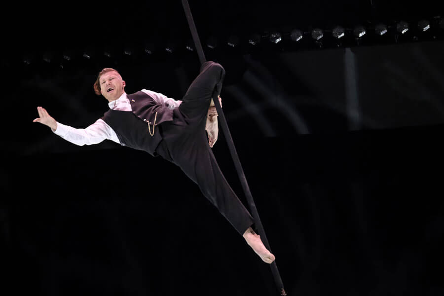 Denys Zhygaltsov mit einer Poledance Performance.